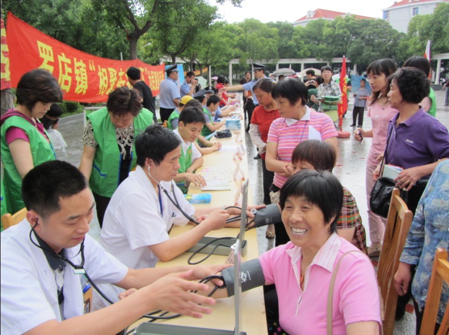 罗店镇举行2013年迎“七一”党员志愿者广场服务活动